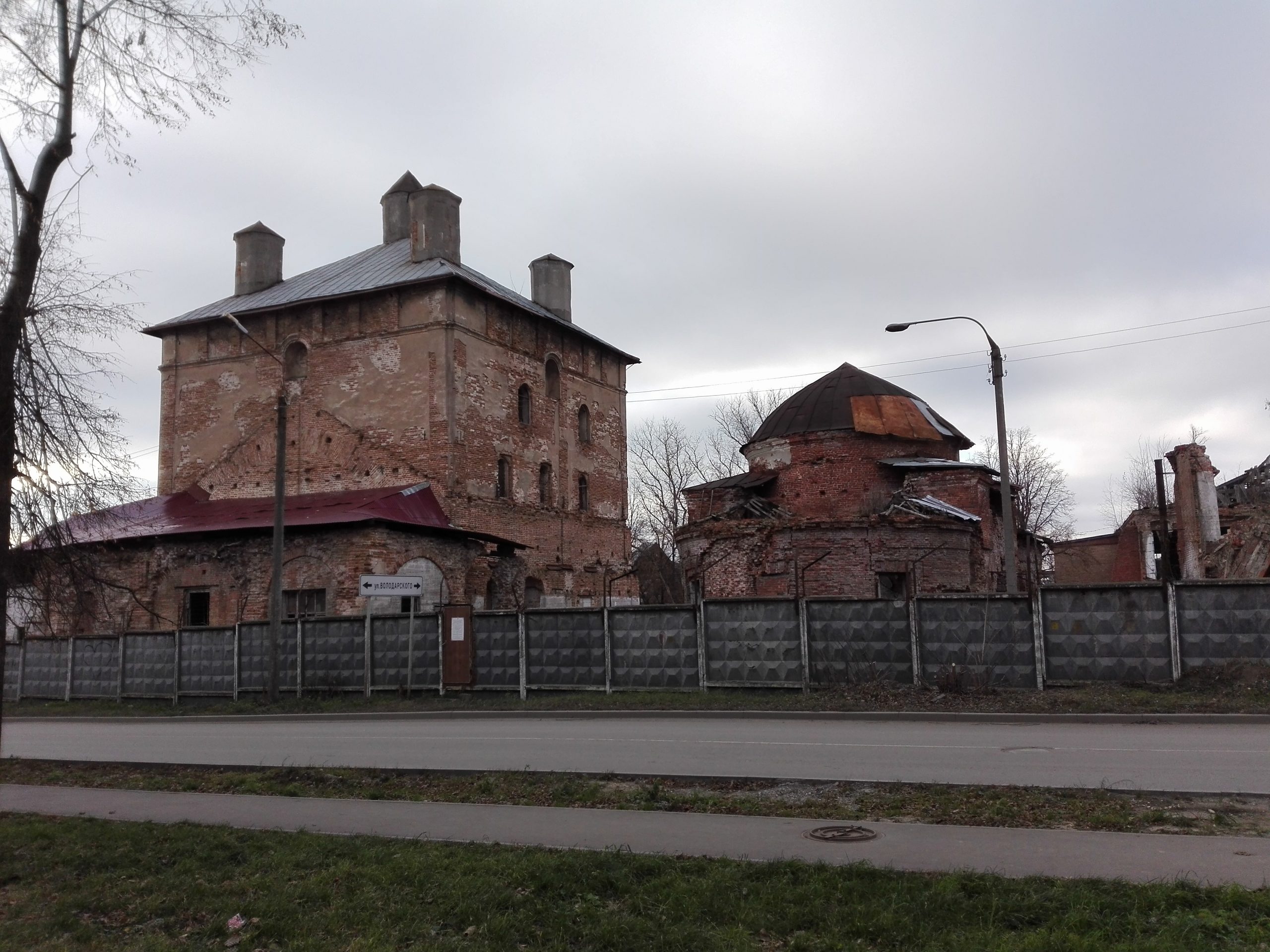 Серпухов - Крестовоздвиженская церковь и церковь Печерской иконы Божьей Матери